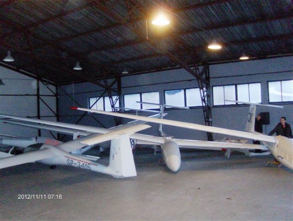 opróżniamy hangar.JPG