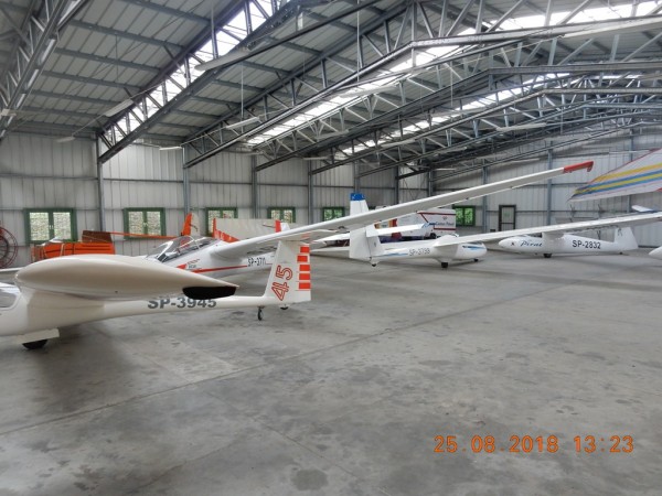 prawie pusty hangar.JPG