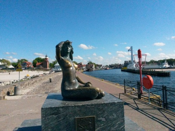 Syrenka wypatruje szybowców nad morzem.jpg